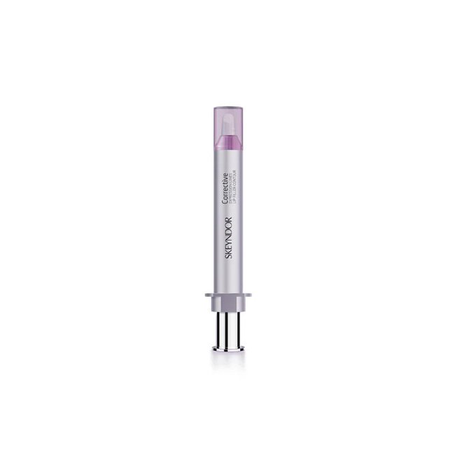Skeyndor DESCRIPCIÓN Crema correctora de líneas de expresión y arrugas profundas del contorno de labios. Con triple acción antiarrugas y efecto volumen para un aumento del 25% en el volumen de los labios. Combinando dos técnicas de relleno junto con un exfoliante biológico y activos, para relajar la apariencia de las líneas de expresión y reducir las arrugas del labio superior. TIPO DE PIEL Apto para todo tipo de pieles. INGREDIENTES ACTIVOS Agente Peeling Biológico. Sustancia de relleno dérmico de acción rápida. Redensificadores de tejidos internos. Péptidos dermolifting presinápticos con tecnología COSMETIC DRONE. Péptido dermolifting postsináptico. Agentes neuroinhibidores. CÓMO UTILIZAR Después de la limpieza, aplicar el producto alrededor de los labios, prestando especial atención a las arrugas y líneas de expresión. Tamaño del producto: 10ml.
